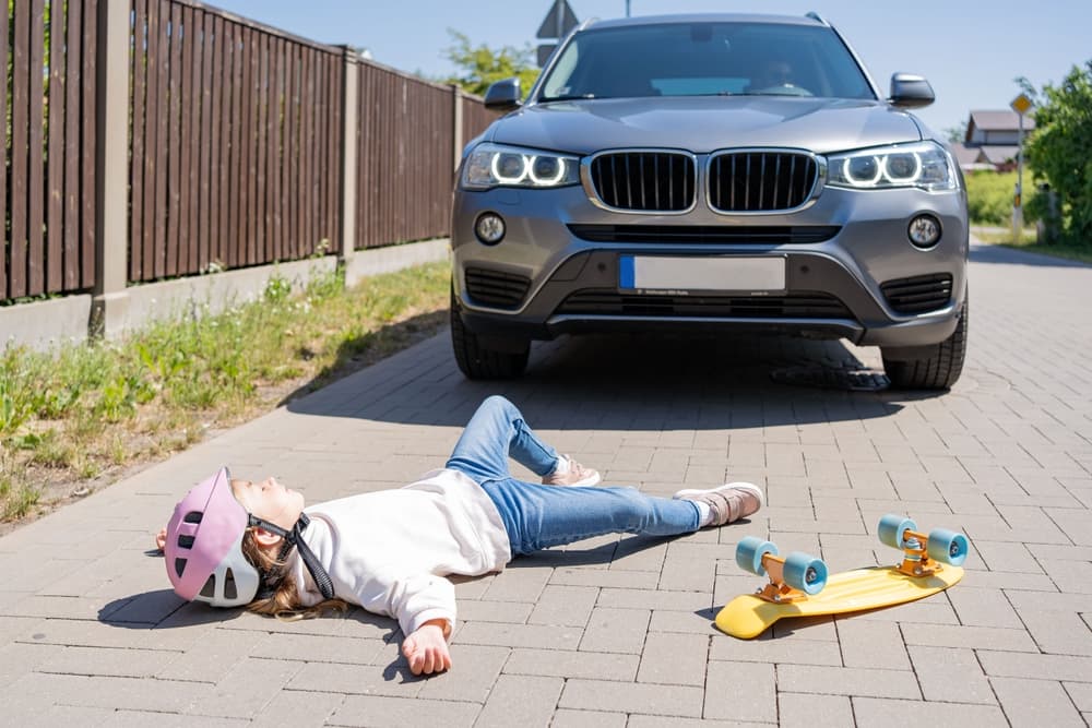 A girl on a skateboard was struck by a car, highlighting the importance of road safety and the need for reducing accidents through responsible driving and car use.